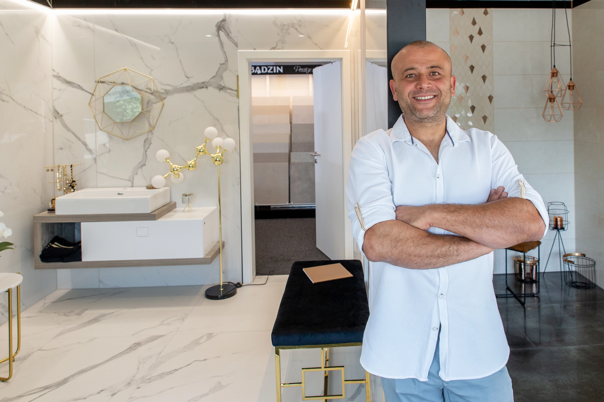 1A Fliesen Böblingen Firmeninhaber im Showroom